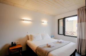 1 dormitorio con 1 cama con 2 toallas en Residence Kalliste en Ajaccio