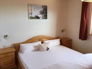 1 dormitorio con 2 camas y una foto en la pared en Schuistlhof en Sillian