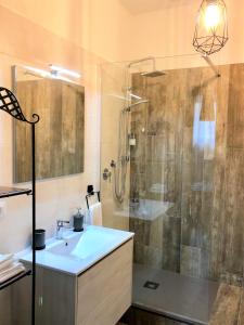 een badkamer met een wastafel en een douche bij INDUSTRIAL CHIC HOUSE - Private parking in Orvieto