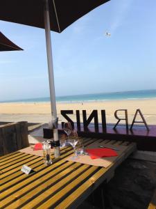 a picnic table on the beach with the words ski ski at Hôtel Ar Iniz in Saint Malo