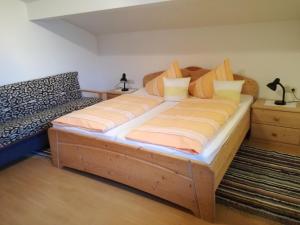 ヴェルフェンヴェンクにあるÖrglgutの大きな木製ベッドが備わる客室です。