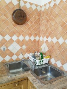zlew kuchenny z wieszakiem na naczynia w obiekcie Casa di Chiara w mieście Vietri sul Mare