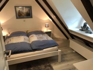 a bed with pillows on it in a room at Witt-Dün in Tating