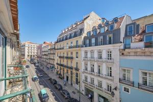 vistas a una calle de la ciudad con edificios en Casa Portuguesa Chiado 25, en Lisboa