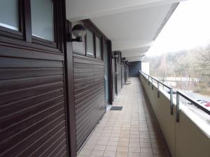 un couloir vide d'un immeuble avec balcon dans l'établissement Hannover Messe-Wohnung, à Hanovre