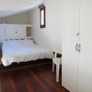 - une chambre avec un lit, une table et une chaise dans l'établissement appartement 5 personnes résidence piscine 5PB274, au Barcarès