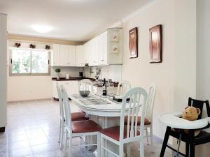 A kitchen or kitchenette at Casa Julia 2 gran piso vistas playa Las Teresitas 4 pax