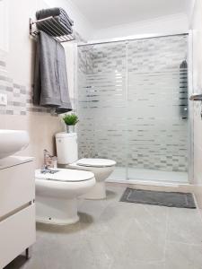 A bathroom at Casa Julia 2 gran piso vistas playa Las Teresitas 4 pax