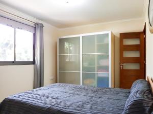 A bed or beds in a room at Casa Julia 2 gran piso vistas playa Las Teresitas 4 pax