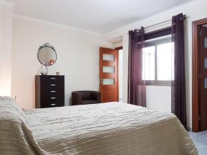 A bed or beds in a room at Casa Julia 2 gran piso vistas playa Las Teresitas 4 pax