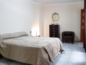 A bed or beds in a room at Casa Julia 2 gran piso vistas playa Las Teresitas 4 pax