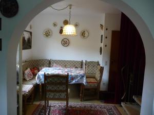 ein Esszimmer mit einem Tisch und einem Kronleuchter in der Unterkunft Ferienhaus Werthmann in Mittenwald