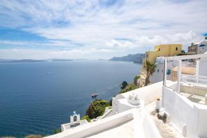 a view of the ocean from a house at White Cave House in Oia