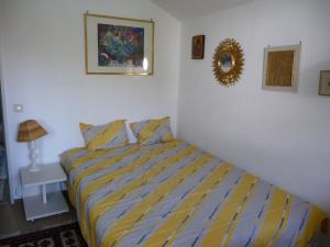 Dormitorio con cama de rayas amarilla y azul en Ferienhaus Werthmann en Mittenwald