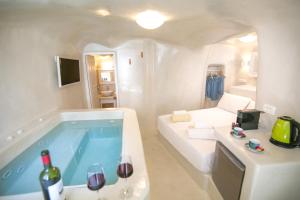 TV a/nebo společenská místnost v ubytování White Cave House