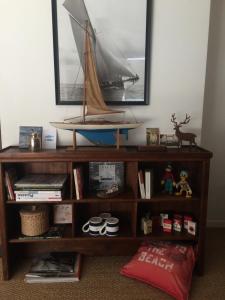 a book shelf with a boat on top of it at Les jardins du vivier in Combrit