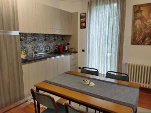 eine Küche mit einem Tisch, Stühlen und einem Waschbecken in der Unterkunft B&B IL TORCHIO-URBINO in Urbino