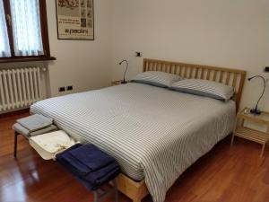 ein großes Bett in einem Zimmer mit Holzboden in der Unterkunft B&B IL TORCHIO-URBINO in Urbino