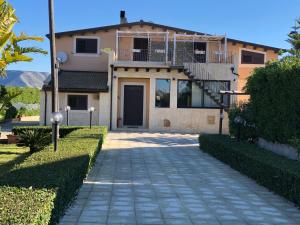 a house with a walkway in front of a building at Casa Zagara in Avola