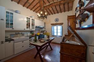 una cocina con una mesa en el medio. en Podere San Quirico, en Castelnuovo Berardenga