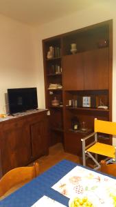 a room with a table and a desk with a computer at Apartment Maerne in Gargnano