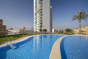 una gran piscina frente a un edificio alto en Stunning sea views from a 2-bedroom apartment on the 26th floor, en Benidorm