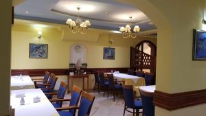Reštaurácia alebo iné gastronomické zariadenie v ubytovaní Hotel Adria