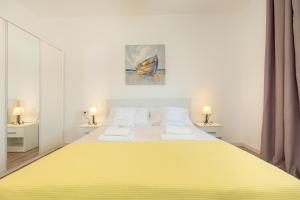 Postel nebo postele na pokoji v ubytování Holiday Apartments Dubrovnik