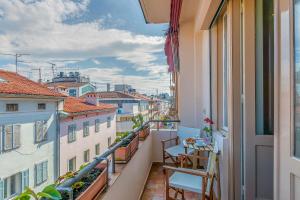 un balcon avec vue sur une ville dans l'établissement Pula Citybreak, à Pula