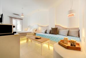 TV a/nebo společenská místnost v ubytování Emerald Collection Suites