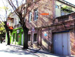 un edificio con una flecha naranja en el costado en Your apartment in Old Tbilisi-Ortachala en Tiflis