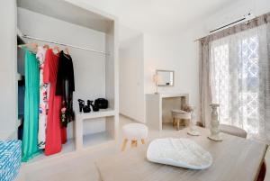 jadalnia ze stołem i oknem w obiekcie Emerald Collection Suites w mieście Karterados