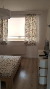 Posteľ alebo postele v izbe v ubytovaní Apartament z widokiem-Bliżej Zdroju