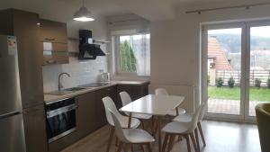 Kuchyňa alebo kuchynka v ubytovaní Apartament z widokiem-Bliżej Zdroju