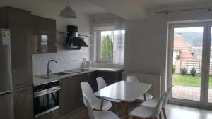 Kuchyňa alebo kuchynka v ubytovaní Apartament z widokiem-Bliżej Zdroju