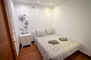 una camera da letto con letto e denti a leone sul muro di Arax a San Sebastián
