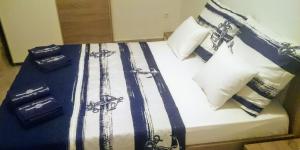 Ένα ή περισσότερα κρεβάτια σε δωμάτιο στο Karmen's Apartment Two