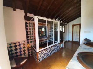 Habitación con baño con ducha grande. en Casa del Aljarife en Granada