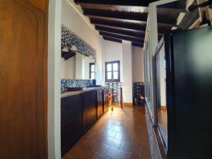 een keuken met een wastafel en een aanrecht bij Casa del Aljarife in Granada