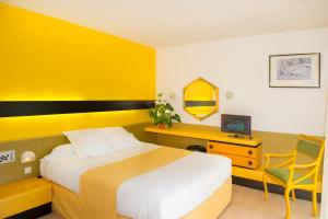 Ein Bett oder Betten in einem Zimmer der Unterkunft Hôtel Urbain V