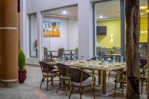 een eetkamer met een lange tafel en stoelen bij SUNSET HOTEL in Nouakchott