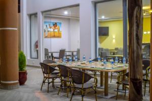 ein Esszimmer mit einem langen Tisch und Stühlen in der Unterkunft SUNSET HOTEL in Nouakchott