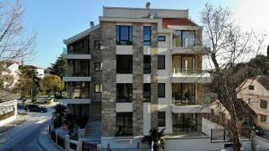 Afbeelding uit fotogalerij van Luxury Home in Tivat Centre w/ Parking - 2Br Near Porto Montenegro in Tivat