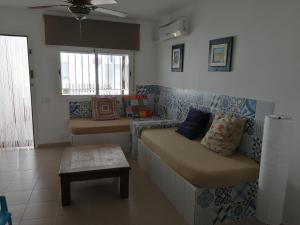 uma sala de estar com um sofá e uma mesa em Comodidad en AGUAMARGA! em Agua Amarga