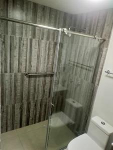 a shower with a glass door in a bathroom at Lindo Apartamento en Rodadero Santa Marta in Santa Marta