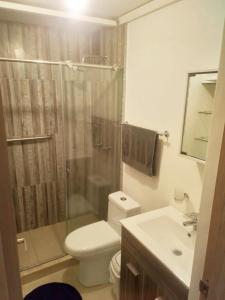 ein Badezimmer mit Dusche, Toilette und Waschbecken in der Unterkunft Lindo Apartamento en Rodadero Santa Marta in Santa Marta