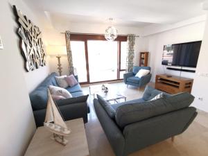 TV a/nebo společenská místnost v ubytování Beautiful penthouse with 3 pools
