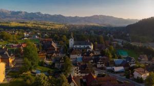 una vista aérea de una pequeña ciudad en las montañas en Willa U GAŁÓW en Poronin