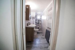 A bathroom at Studio Santa Monica Még 37 kép