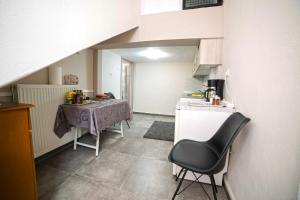 A kitchen or kitchenette at Studio Santa Monica